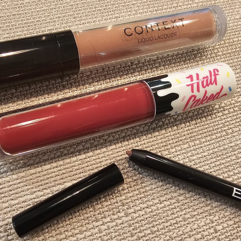 Lip Bundle: liquid lipsticks & lip pencil in nudes/reds Context Half Caked